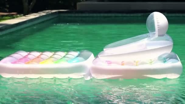 Air mattress floating in swimming pool — Stock Video