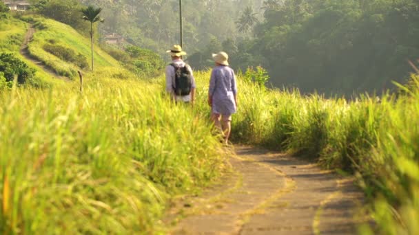 Pareja caminando y senderismo a través de terrazas en Bali — Vídeos de Stock