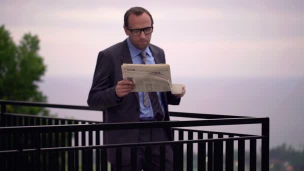 Empresario leyendo periódico y tomando café — Vídeos de Stock