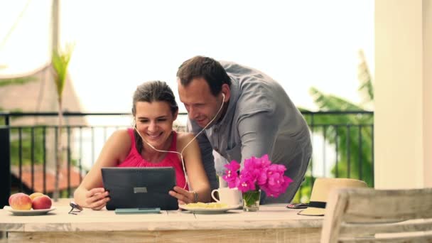 Pareja viendo la película en la tableta — Vídeos de Stock