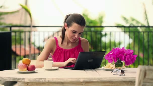 Frau mit Laptop auf Terrasse — Stockvideo