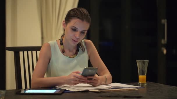 Femme d'affaires travaillant avec smartphone et documents — Video