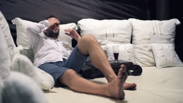 Mladý muž ležící na posteli v depresi — Stock video