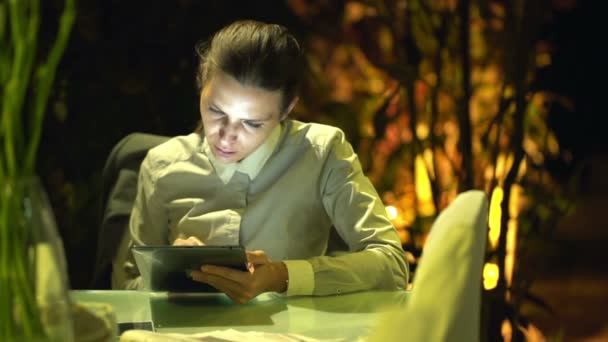 Mujer de negocios que trabaja en el ordenador tableta en casa — Vídeo de stock