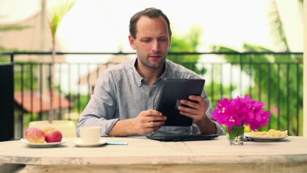 Homme avec tablette sur terrasse — Video