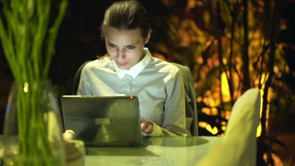 Businesswoman working on laptop at home — Stock Video