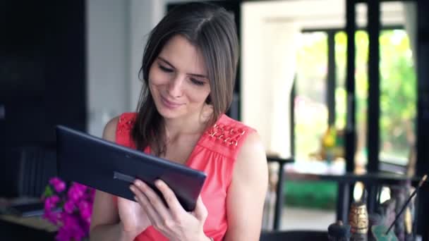 Mulher com computador tablet em casa — Vídeo de Stock