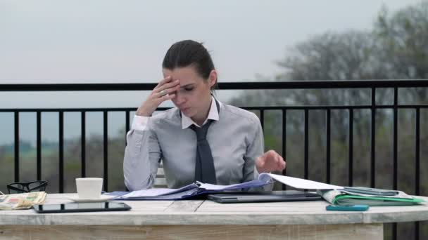 Triste mujer de negocios con mucho papeleo en la terraza — Vídeos de Stock