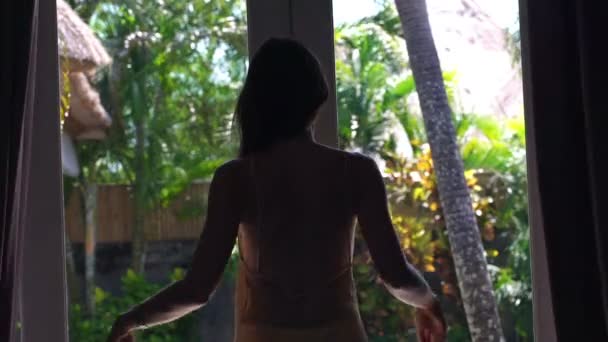 Kadın örtüsünü açmak içinde Oda perdeleri — Stok video