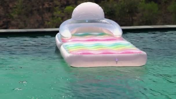 Colchón flotante en la piscina — Vídeo de stock