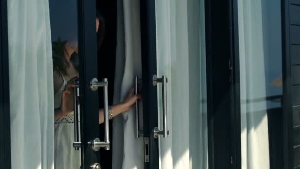 Frau geht auf die Terrasse, genießt sonnigen Tag — Stockvideo