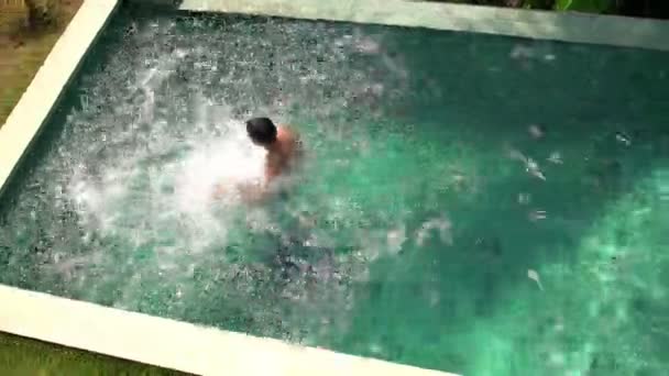 Έφηβος έχει τη διασκέδαση στην πισίνα — Αρχείο Βίντεο