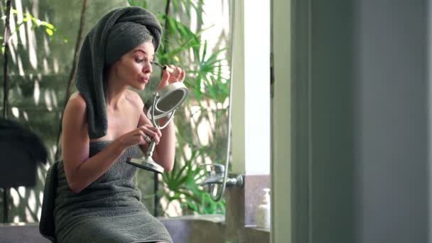 应用睫毛膏在镜子前的女人 — 图库视频影像