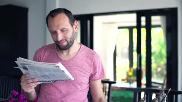 Homme lisant le journal et buvant du café à la maison — Video