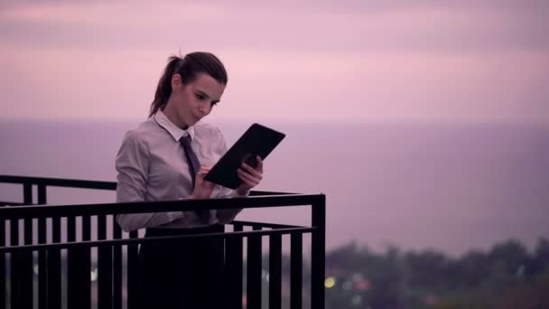 Tablet bilgisayarda teras ile iş kadını — Stok video