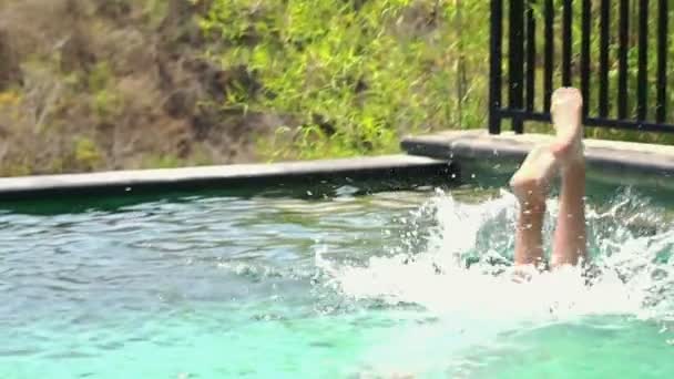 Jeune garçon sautant dans la piscine — Video