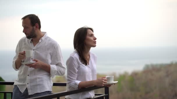 Triste pareja joven de pie en la terraza — Vídeos de Stock