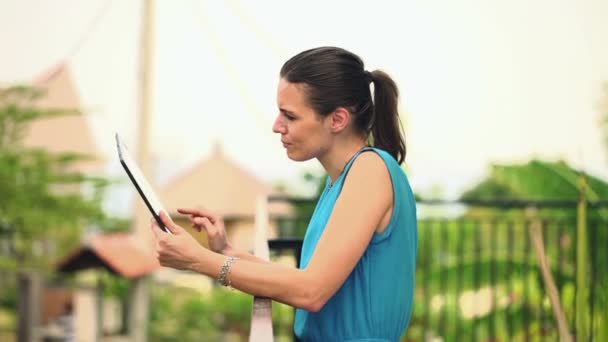 Mujer navegar por la web en el ordenador tableta — Vídeos de Stock