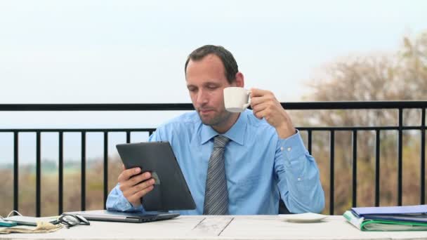 Homem de negócios lendo notícias no computador tablet — Vídeo de Stock