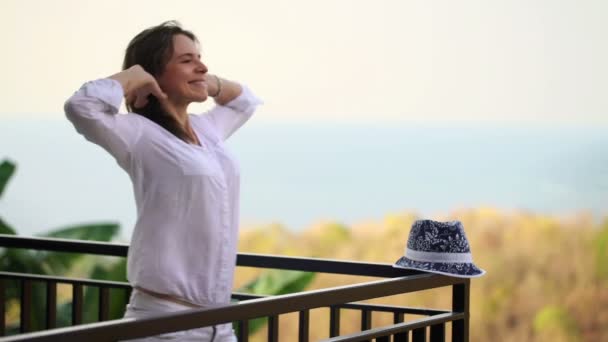 Mujer estirándose, disfrutando de la mañana en la terraza — Vídeos de Stock