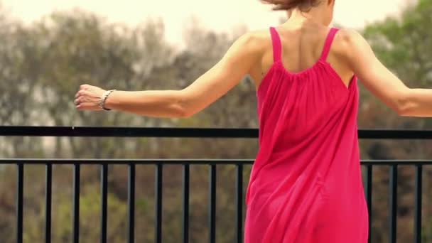 Mujer bailando y dando vueltas en la terraza — Vídeo de stock