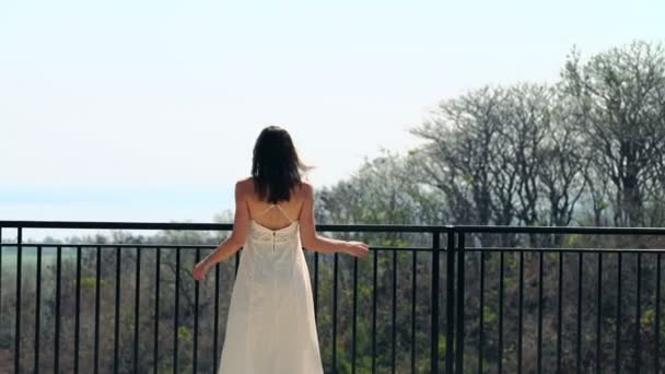 Mujer admirar hermosa vista desde la terraza — Vídeos de Stock