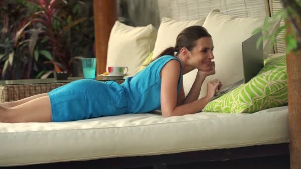 Mulher assistindo filme no laptop na cama gazebo — Vídeo de Stock