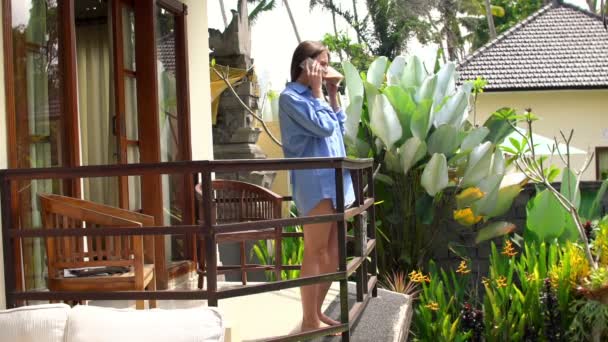 Mujer hablando por celular y tomando café en la terraza — Vídeo de stock