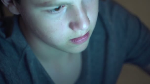 Young teenager with tablet computer at night — Stock Video