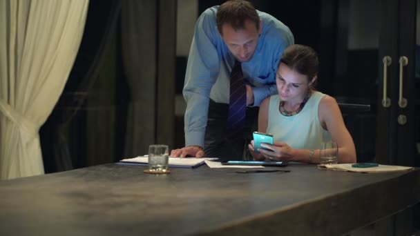 Obchodní pár pomocí smartphone a mluví — Stock video