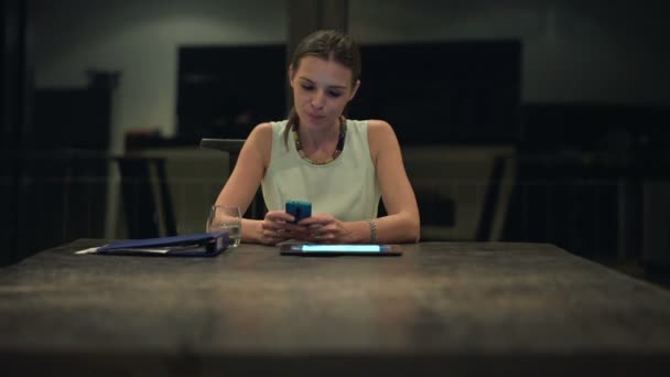 Femme d'affaires avec smartphone au bureau la nuit — Video