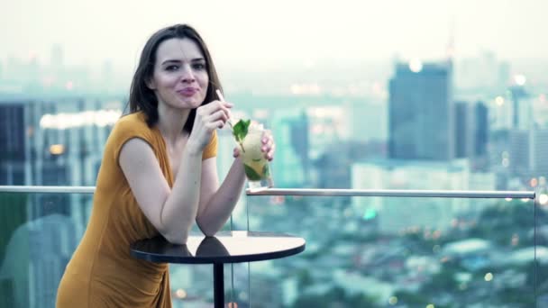 Vrouw cocktail staande drinken op het terras in café — Stockvideo