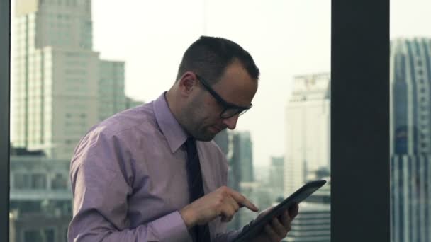 Homme d'affaires prospère avec tablette informatique sur la terrasse — Video