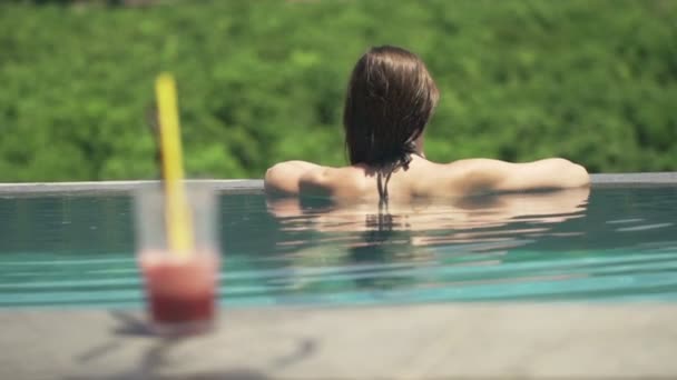 Mujer bonita en la piscina — Vídeo de stock