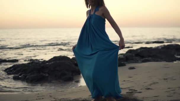 Szczęśliwa kobieta obracając się wokół na plaży — Wideo stockowe