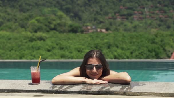 Щаслива, красива жінка в басейні — стокове відео