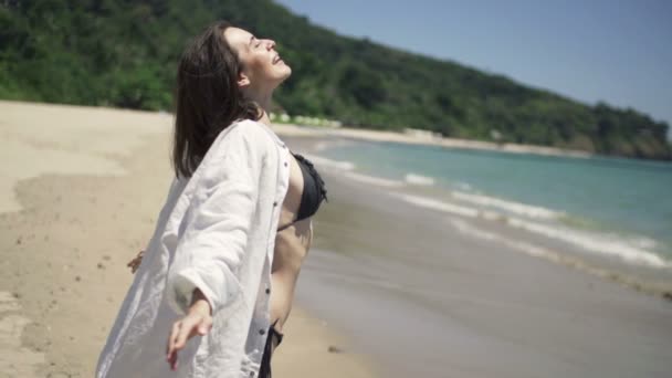 Mujer feliz estirando los brazos en la playa — Vídeos de Stock