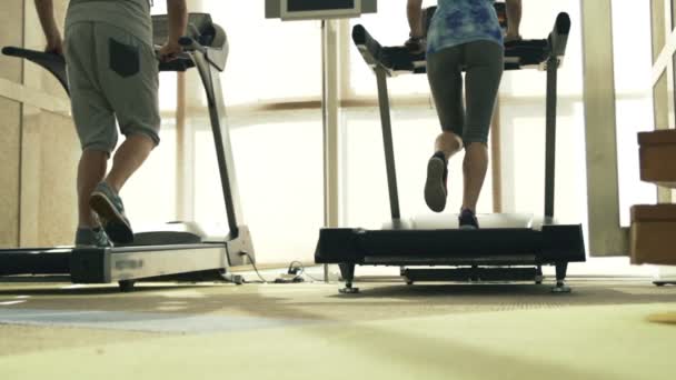 Les gens qui courent sur tapis roulant dans la salle de gym — Video