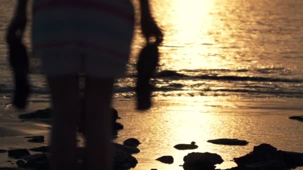 Kobieta z sandały stojąc na plaży — Wideo stockowe