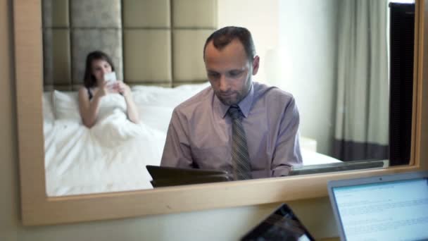 商人与妻子使用智能手机平板电脑 — 图库视频影像