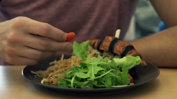 Man eating croissant — Stock Video