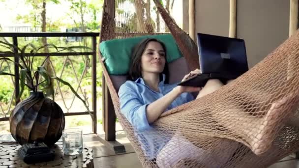 Femme utilisant l'ordinateur portable couché sur l'hamac — Video