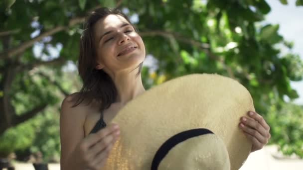 Kadın kendini park şapka ile soğutma — Stok video