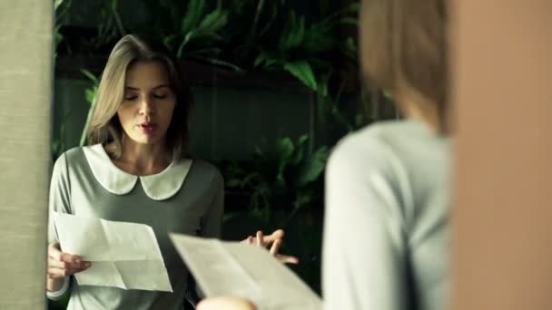 Mujer de negocios tratando de su discurso delante del espejo — Vídeo de stock