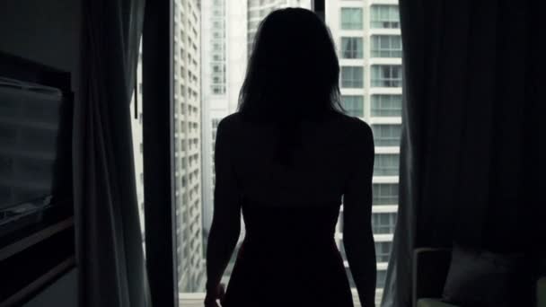 Mujer caminando y estirando los brazos por la ventana — Vídeo de stock