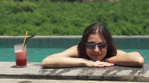 Ευτυχισμένη, όμορφη γυναίκα στην πισίνα — Αρχείο Βίντεο