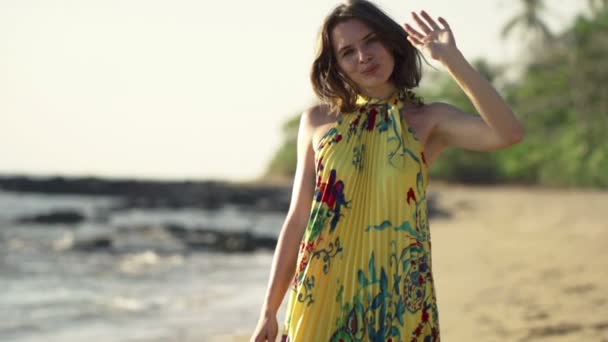 Woman waving hand and greetings to camera — Stock Video