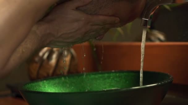 Lavabo üzerinde yüz yıkama adam — Stok video