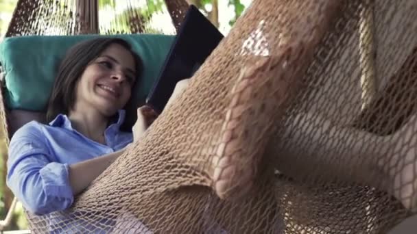 Femme avec ordinateur tablette couché sur hamac — Video