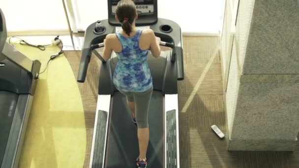 Fit mujer caminando en la cinta de correr en el gimnasio — Vídeo de stock